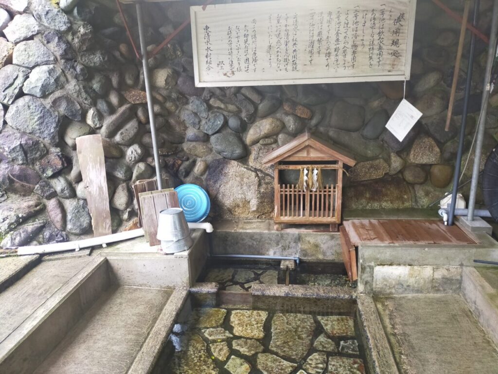 料理用のためウナギをここのきれいな水にしばらく置いた