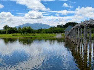 鶴の舞橋と岩木山